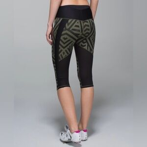 Lululemon Clip-In Crop
Chevron Shuffle Fatigue Green Black size 6 EUC